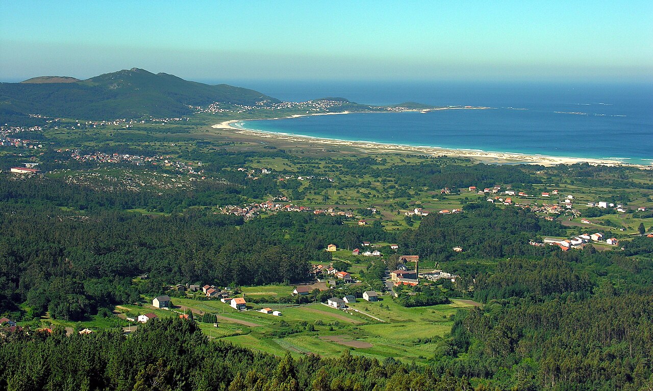 Tramo litoral del Camiño dos Faros junto a la playa