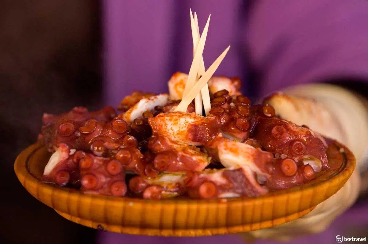 Percebes y pulpo en gastronomía gallega de la Costa da Morte