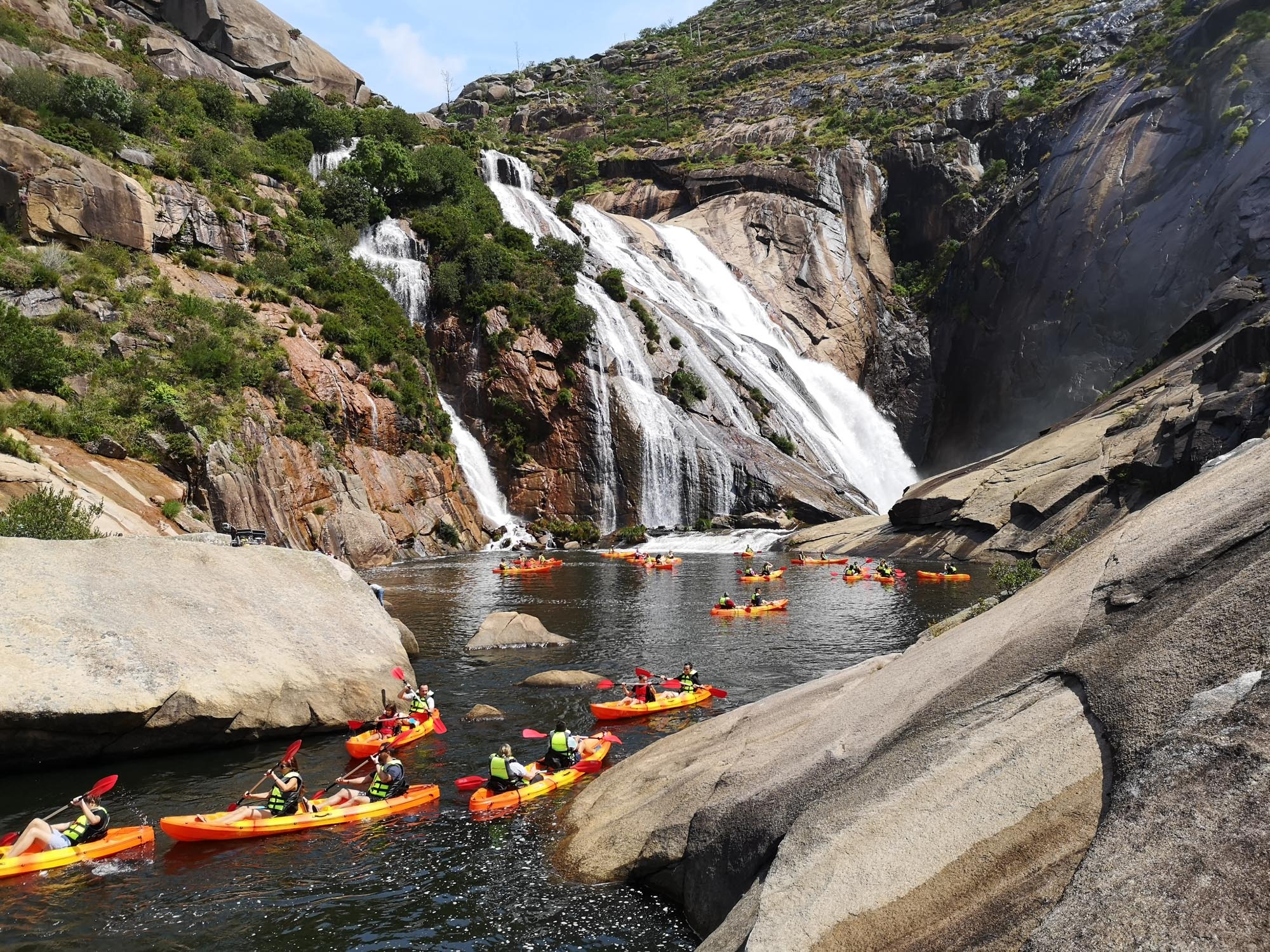 Kayak en la cascada de Ézaro, donde el río cae al Atlántico